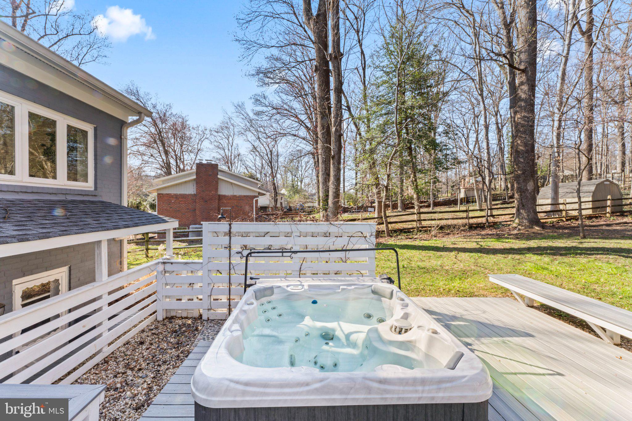 LAKE BARCROFT - Residential