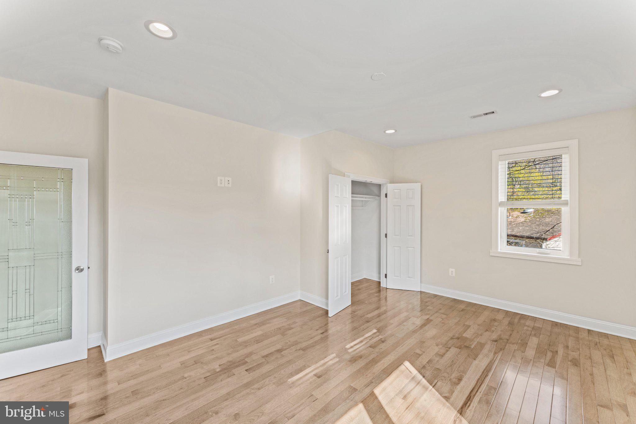 LAKE BARCROFT - Residential