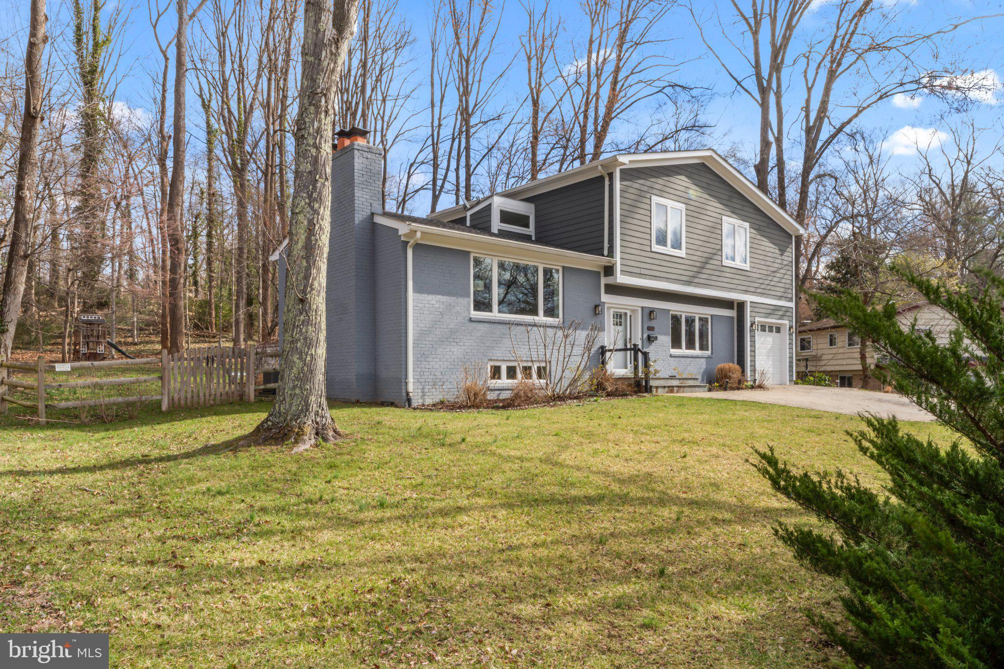 LAKE BARCROFT - Residential