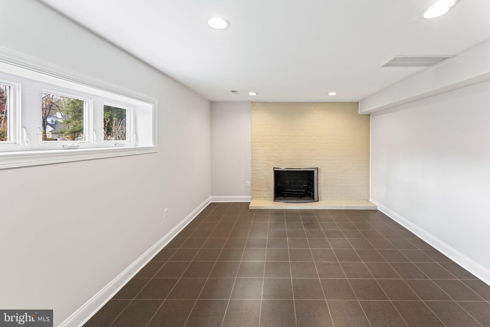 LAKE BARCROFT - Residential