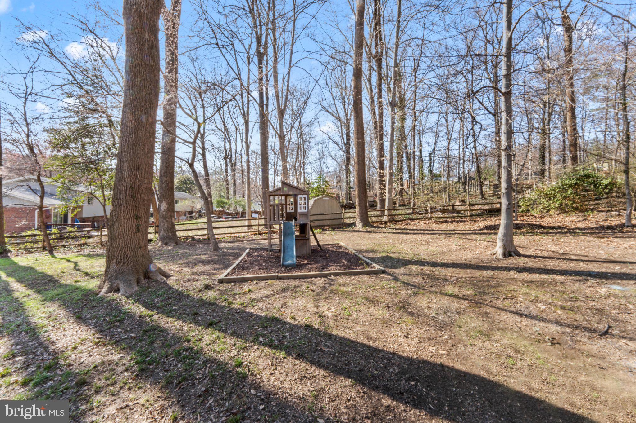 LAKE BARCROFT - Residential