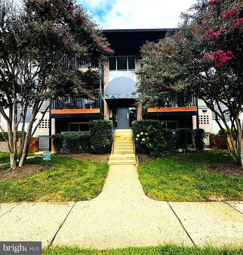 Photo of 202 Park Terrace Court SE #21, VIENNA, VA 22180 (MLS # VAFX2338728)