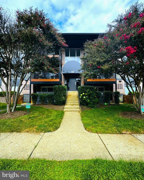 Photo of 202 Park Terrace Court SE #21, VIENNA, VA 22180 (MLS # VAFX2338728)