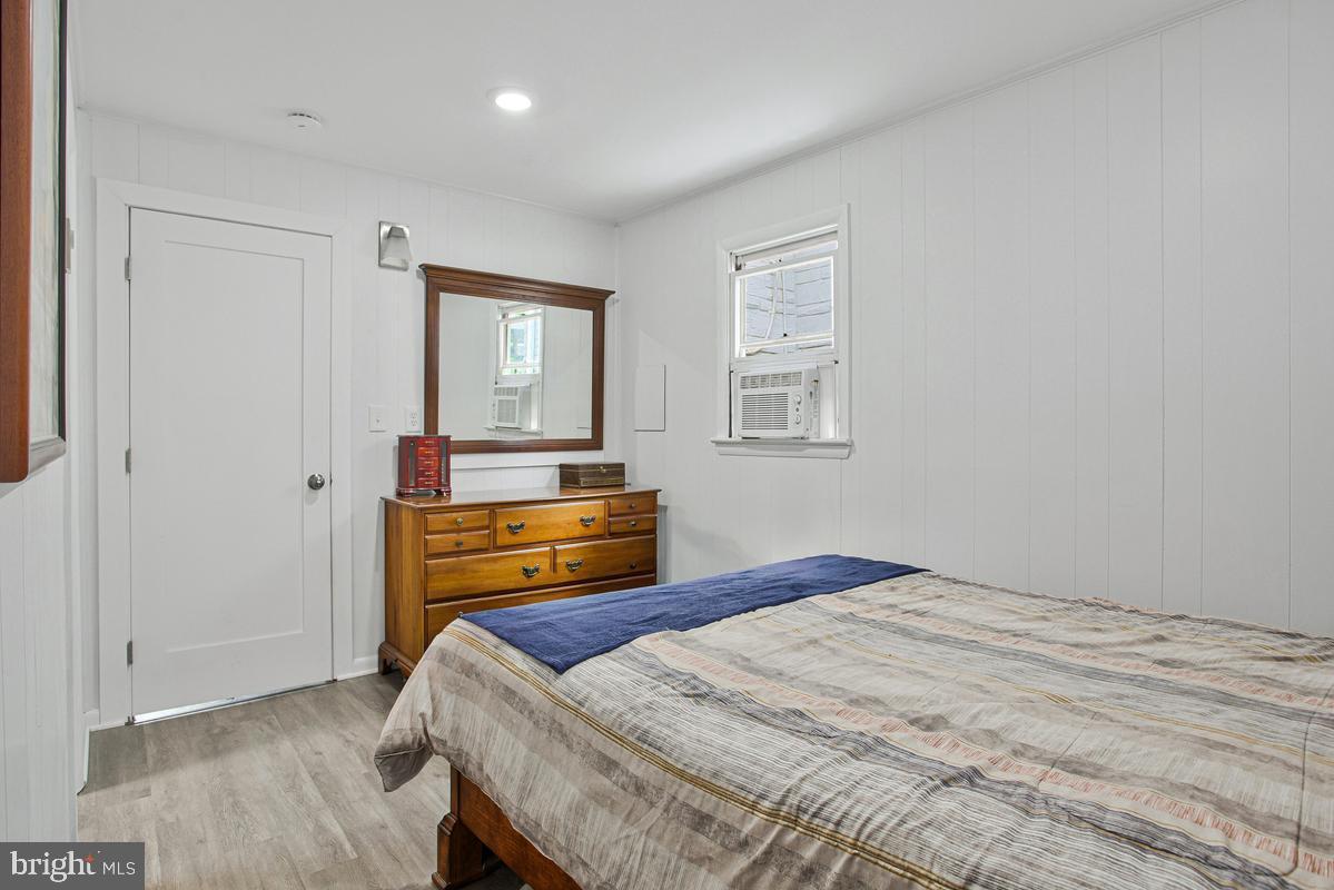 WOODLAND BEACH - Residential