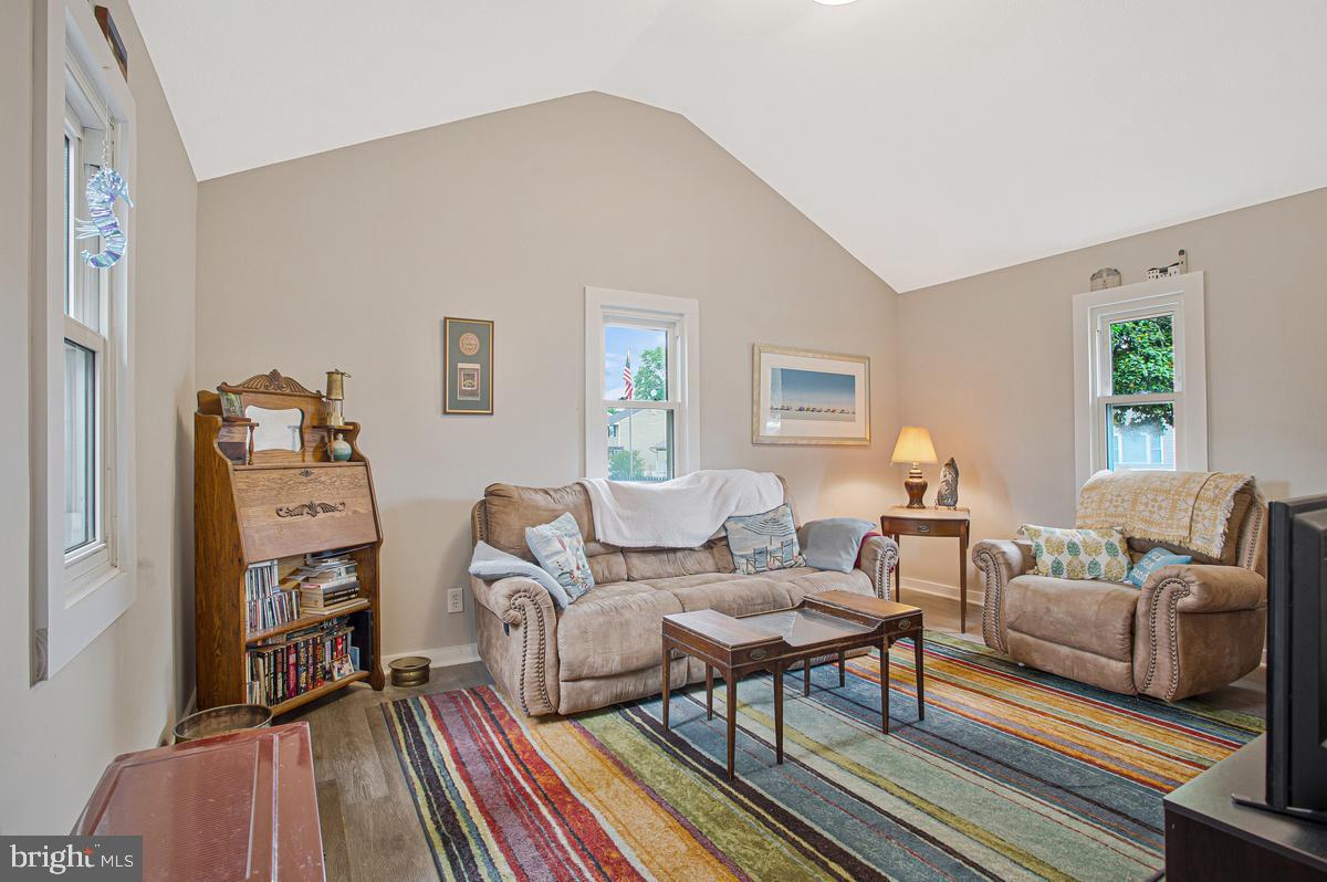 WOODLAND BEACH - Residential