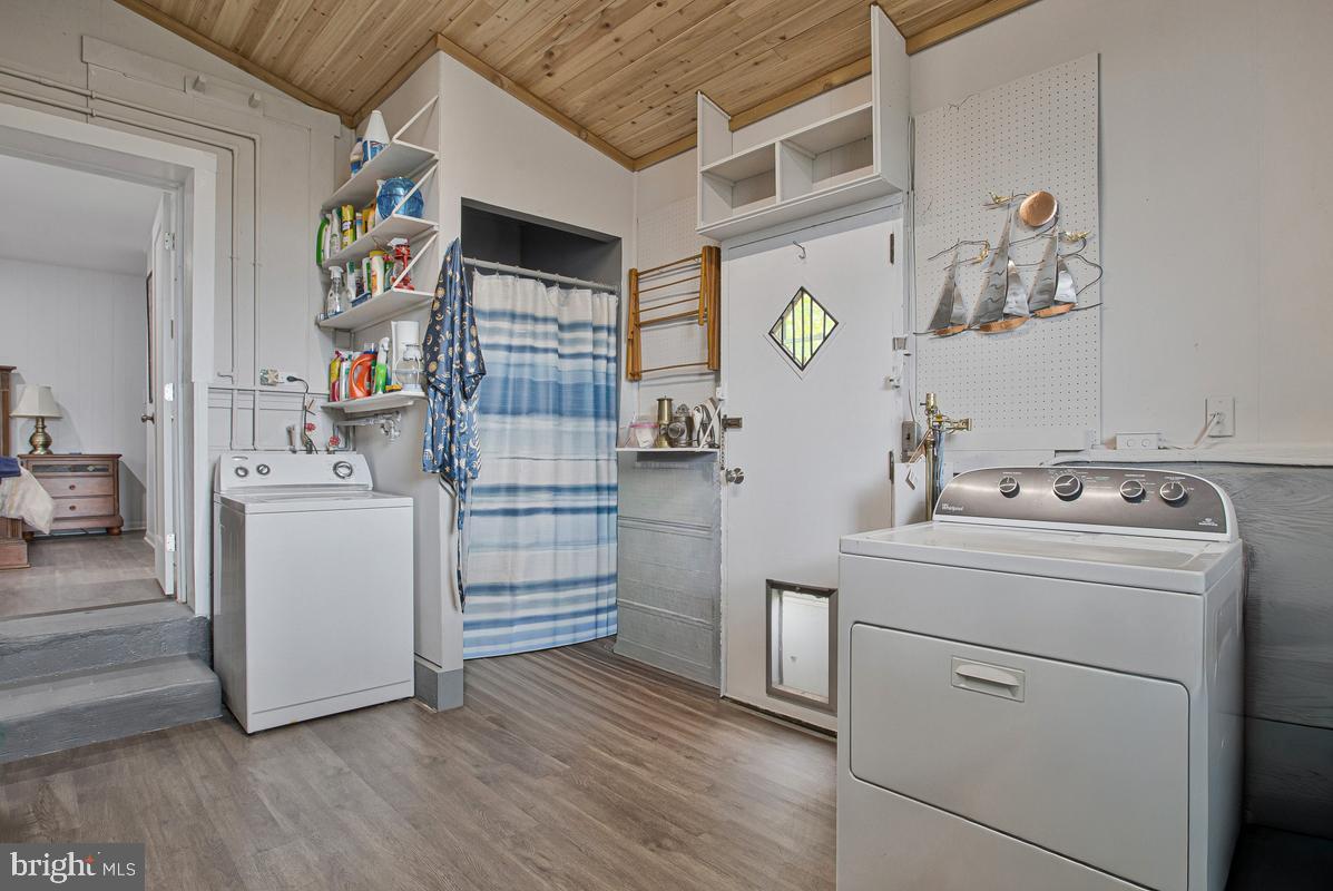WOODLAND BEACH - Residential