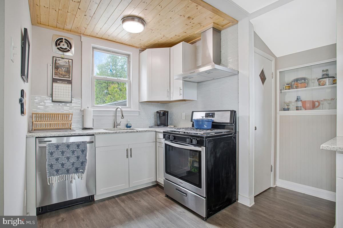WOODLAND BEACH - Residential