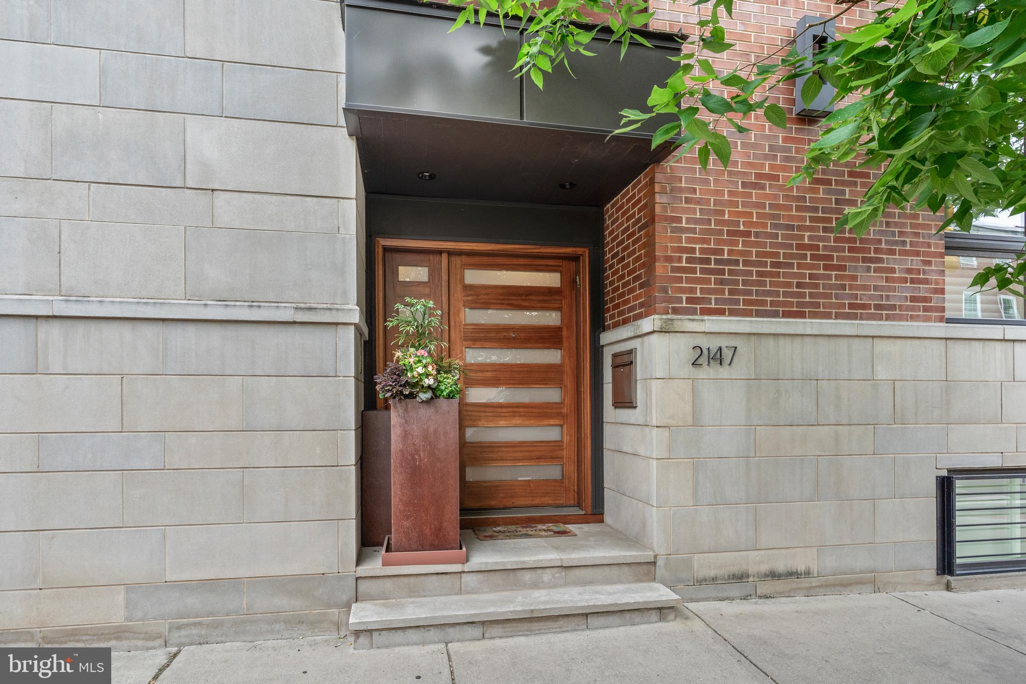2147 LOMBARD STREET