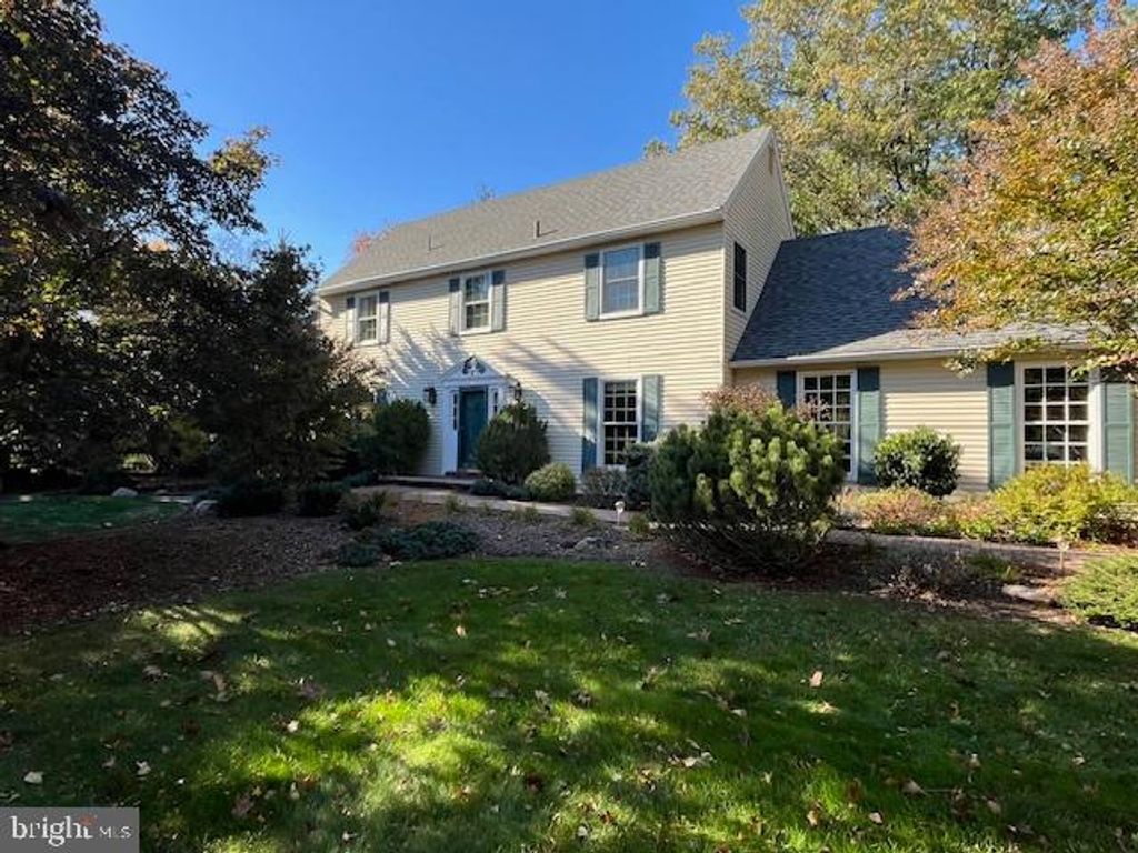 Photo of 4 Locke Court, EWING, NJ 08628 (MLS # NJME2068994)