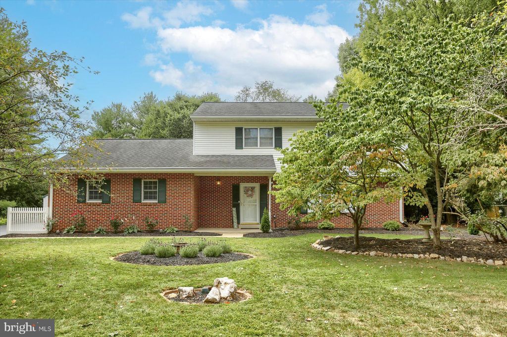 Photo of 430 Wetherburn Drive, Lancaster, PA 17601 (MLS # PALA2045606)