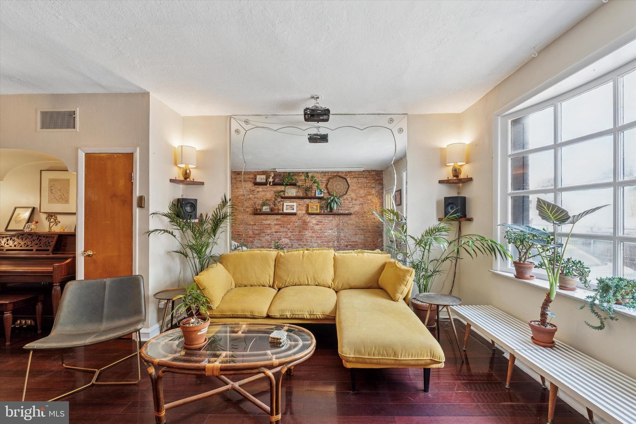 1542 EMILY STREET