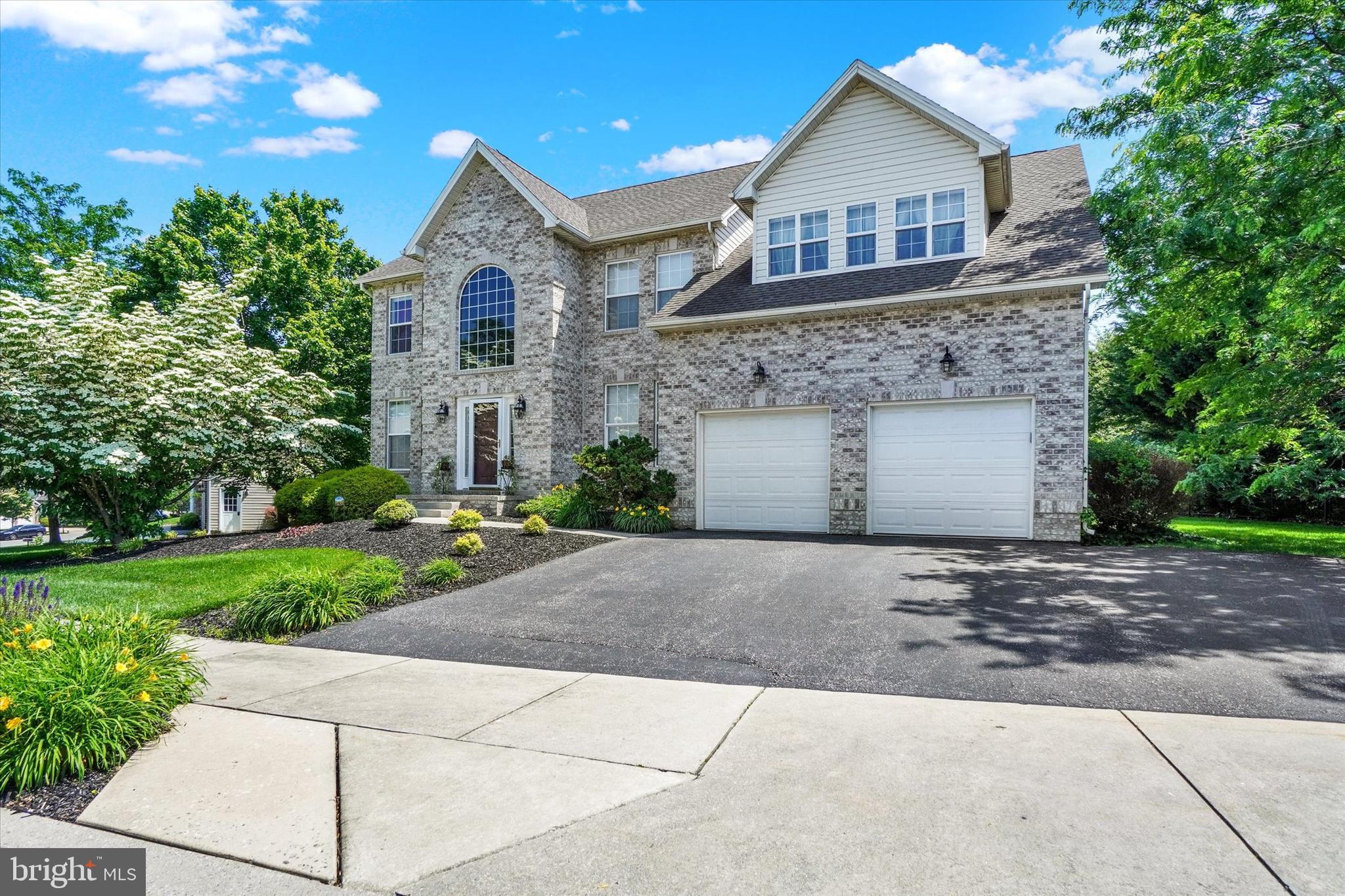 1215 OAKWOOD LANE
