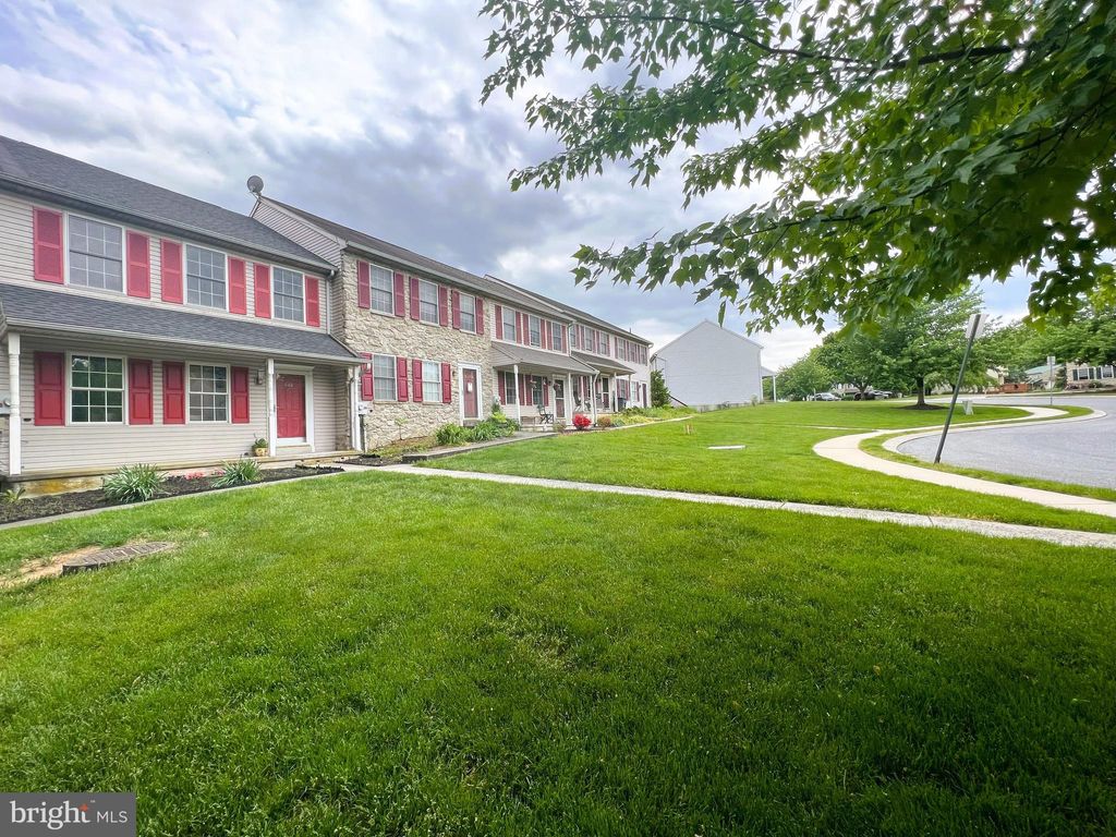 Photo of 840 KNOLL DR, MOUNT JOY, PA 17552 (MLS # PALA2034840)