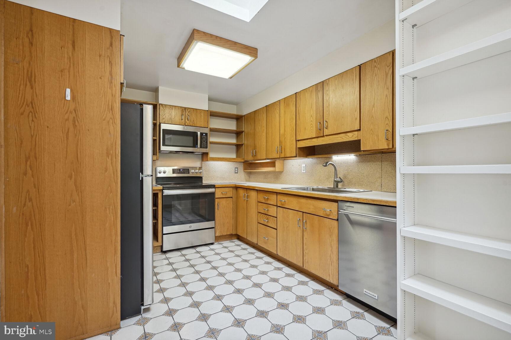 BROYHILL LANGLEY ESTATES - Residential Lease