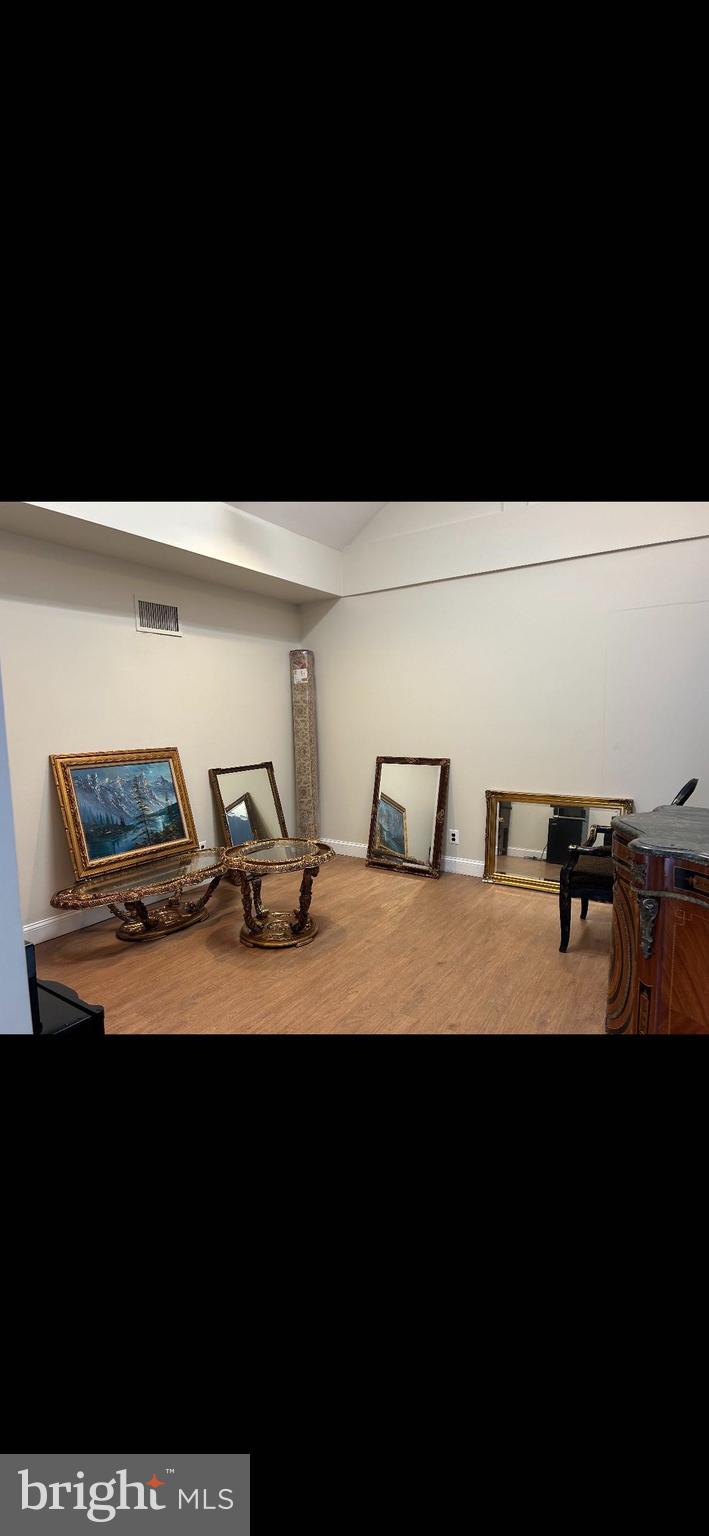 PIKE AND ROSE - Commercial Sale