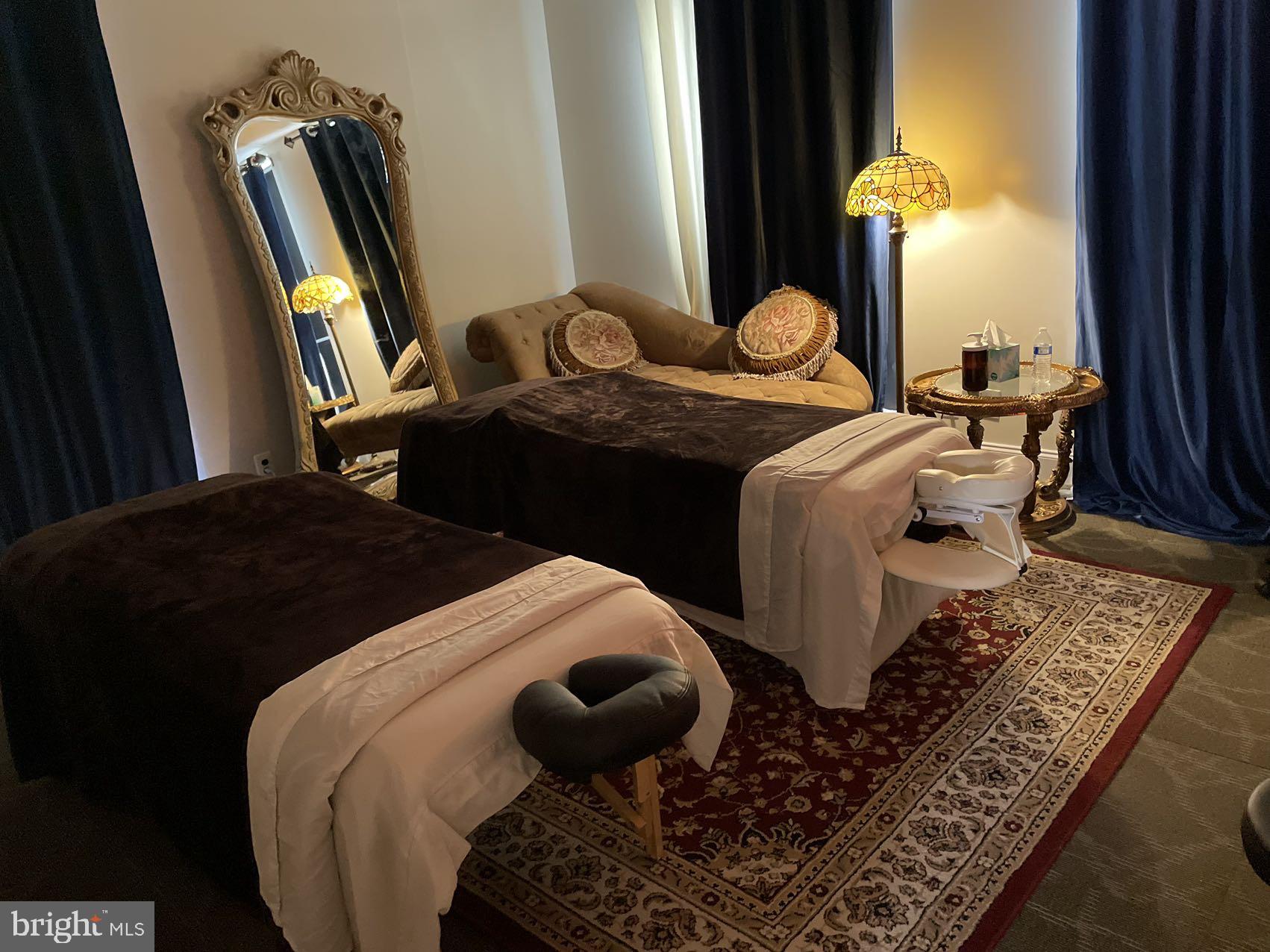 PIKE AND ROSE - Commercial Sale