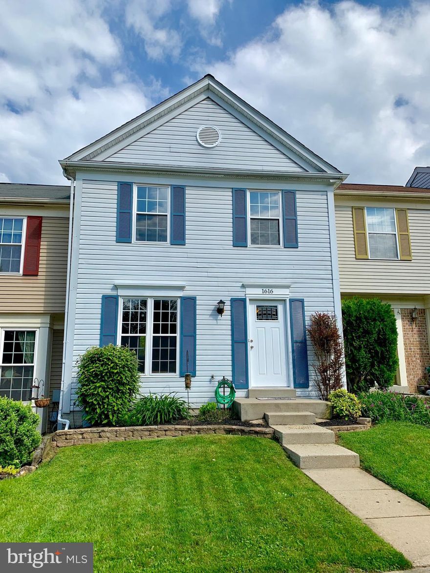 WELCOME HOME TO THIS CHARMING 3 BEDROOM, 2 FULL & 2 HALF BATH TOWN-HOME IN THE SOUGHT AFTER VILLAGE OF THOMAS RUN!  THIS LOVINGLY MAINTAINED HOME BOASTS AN OPEN FLOOR PLAN W/ EAT-IN KITCHEN, FULLY FINISHED LOWER LEVEL FAMILY ROOM & PATIO OVERLOOKING FENCED REAR YARD BACKING TO TREES.  NEW ROOF, HOT WATER HEATER, FRONT DOOR AND PAINT THROUGHOUT. UPDATED BATHS! DON'T MISS OUT!