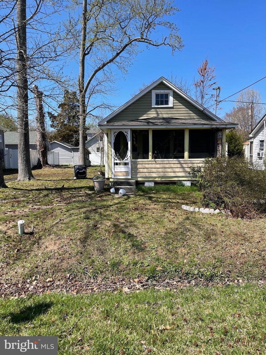 Small But Cute Cottage for Rent just 1 Block to the Potomac River ....
1 Bed , 1 Bath with Front & Back Porch ...Granite Counter Tops in Kitchen 
Owner is working on some updating , Paint , Sanding Hardwood Floors and Deep Cleaning 
Should be  Move In Ready May 1st ...NO Dogs , Cats Only with Pet Deposit & Addendum .

Washer / Dryer Hook-up 

MUST have GOOD CREDIT and GOOD RENTAL HISTORY to apply ...

MORE PICS   COMING SOON !