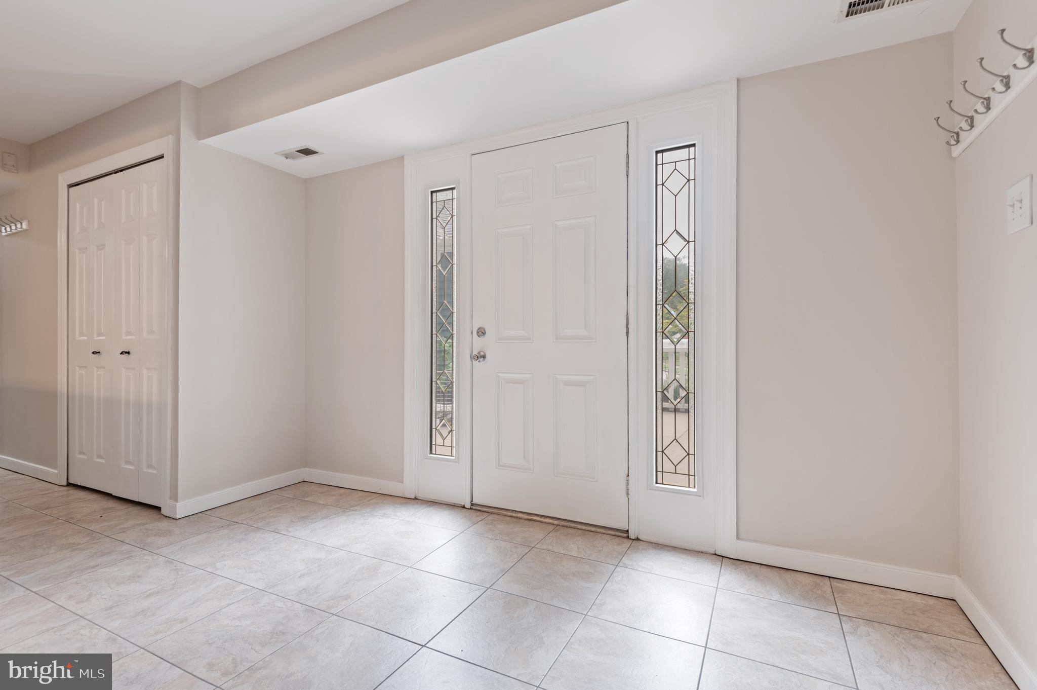 1419 ORMSBY PLACE