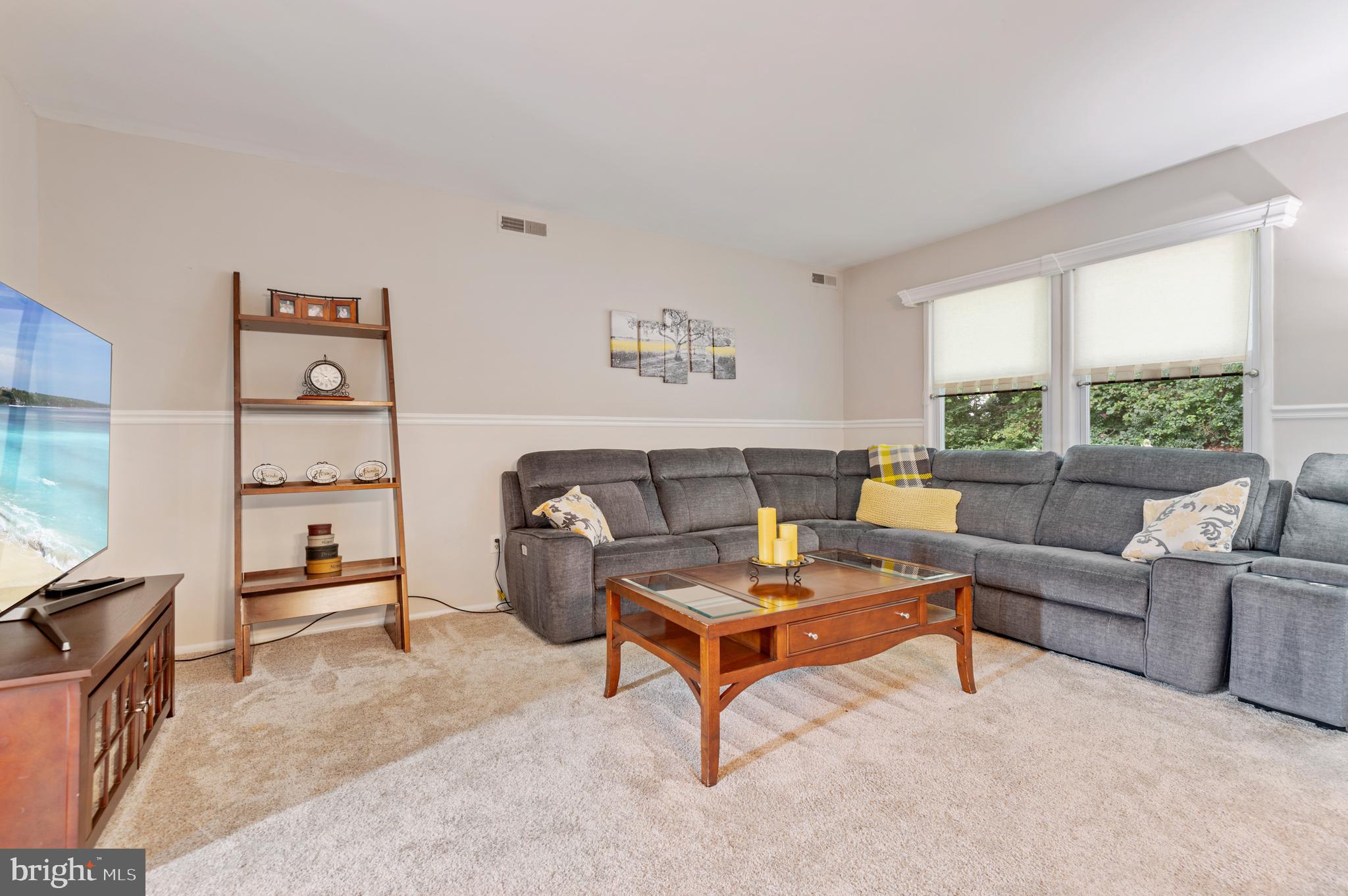 1419 ORMSBY PLACE