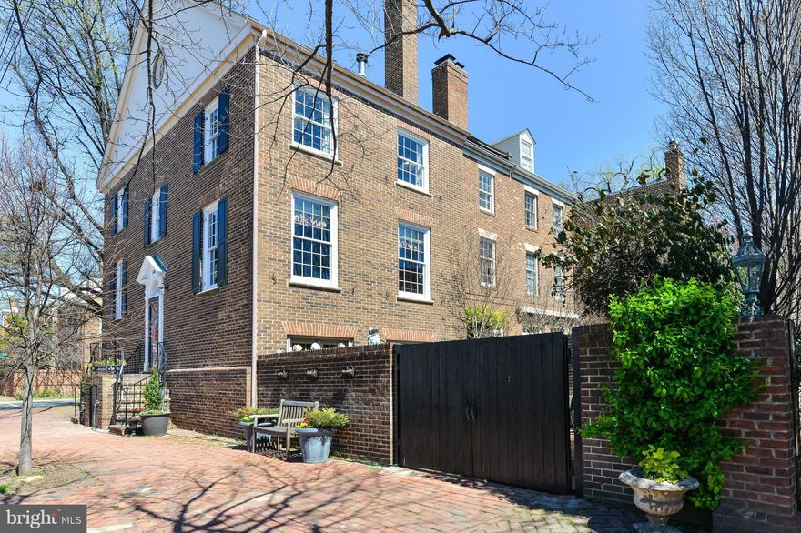 TAKING A BREAK FOR THE HOLIDAYS:   SE Quadrant; Beautifully maintained home will charm you for years to come.In Old Town ,Alexandria,1 bl to Lee St. Park; 2 Bl to Potomac Riv. Close to Restrts,shops/ King St.Trolley.Huge Bonus 400 Sq Ft Rm , Updated kitc.Granite, stainless,new Microwave, Brkfast bar lead to Fam. Rm. to Garden. Off St. Park. All New Windows. Aprox.3033 fin sq ft /bY APPT