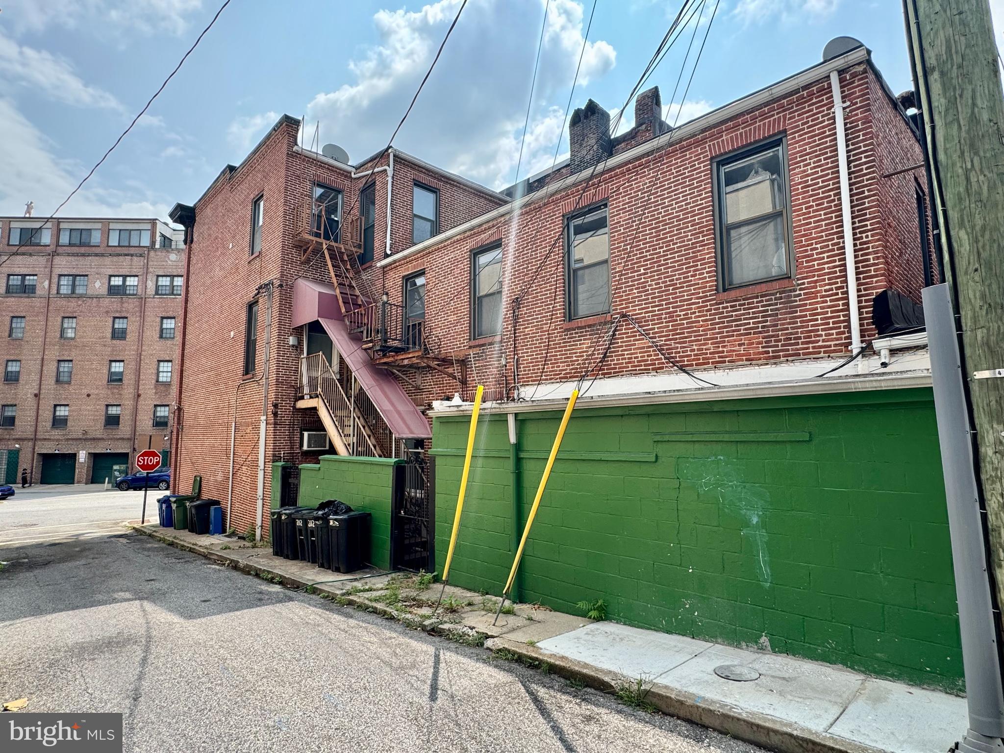 Main image without alt text