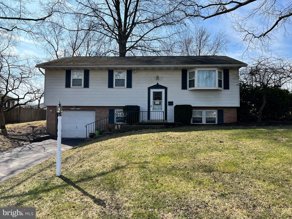 Photo of 132 WATERCRESS LN, ELIZABETHTOWN, PA 17022 (MLS # PALA2031384)