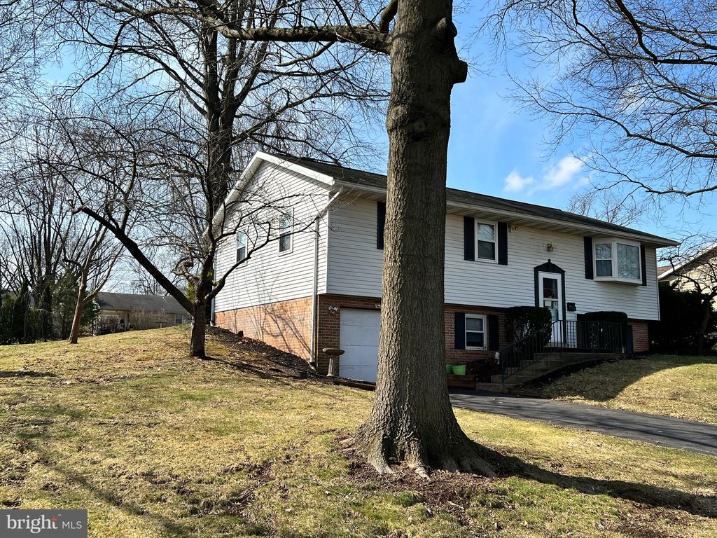 Photo of 132 WATERCRESS LN, ELIZABETHTOWN, PA 17022 (MLS # PALA2031384)