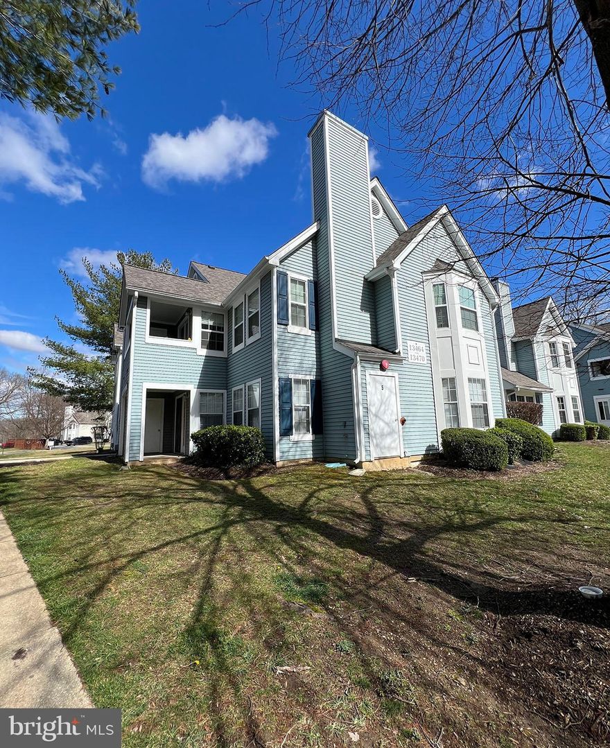 Nice, 2 bedroom, 2 bath condo in Lords Landing Village,  Upper Marlboro. Freshly painted and new vinyl planking flooring  installed throughout. Conveniently located to restaurants, shopping and entertainment. Easy access to DC, Baltimore, Annapolis and BWI.
Qualifying criteria includes a minimum 600 credit score and minimum income of $70,000 (35x monthly rent). All persons over the age of 18 must fill out an application. NO Smoking & NO Pets.