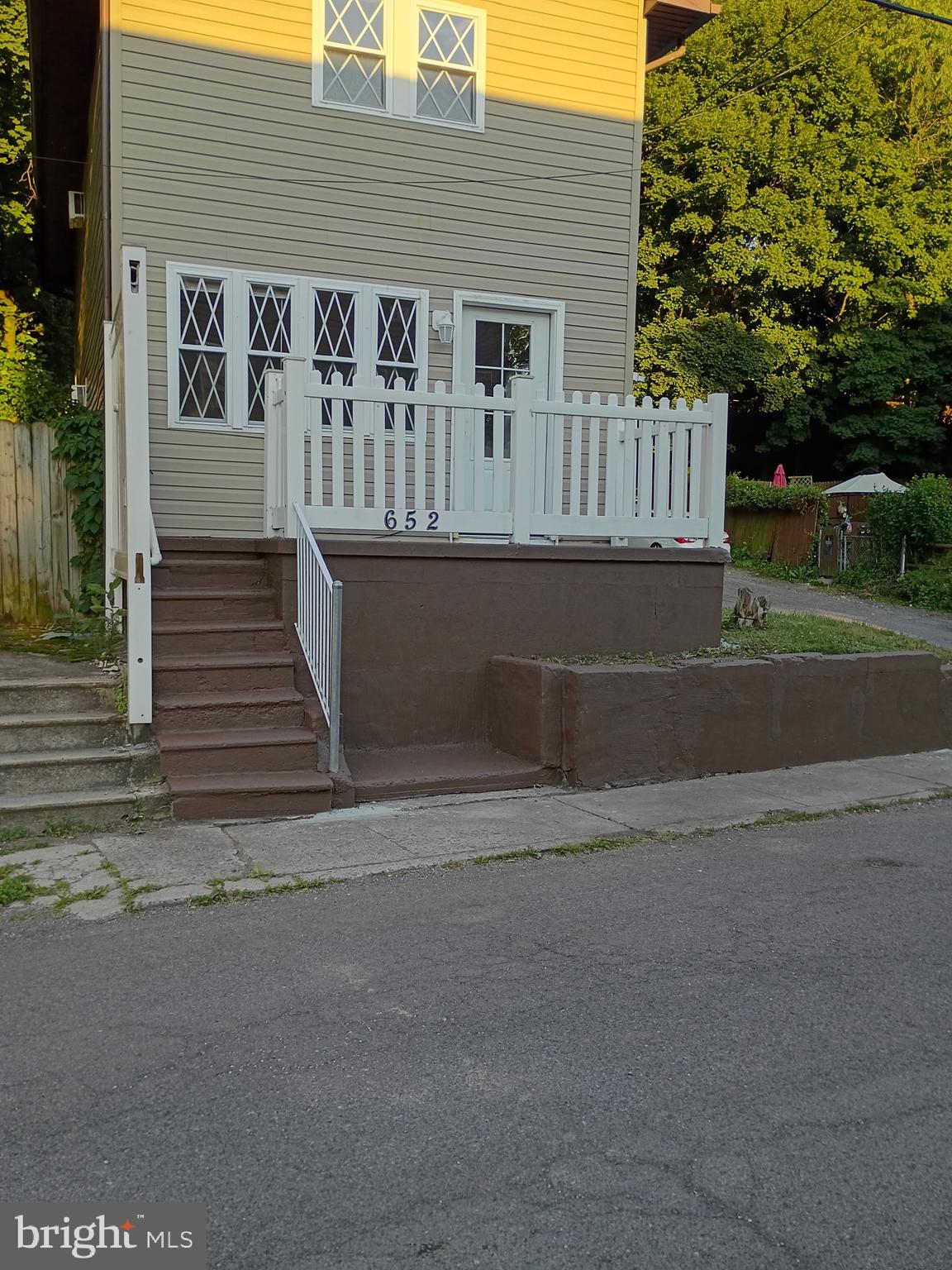 652 BAKER STREET