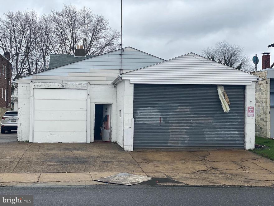 Zoned CMX-2 has many uses. Large garage with side garage/office looking for 12 month minimum lease. Tenant pays 1.21% occupancy tax per month. First, last and security do at signing.