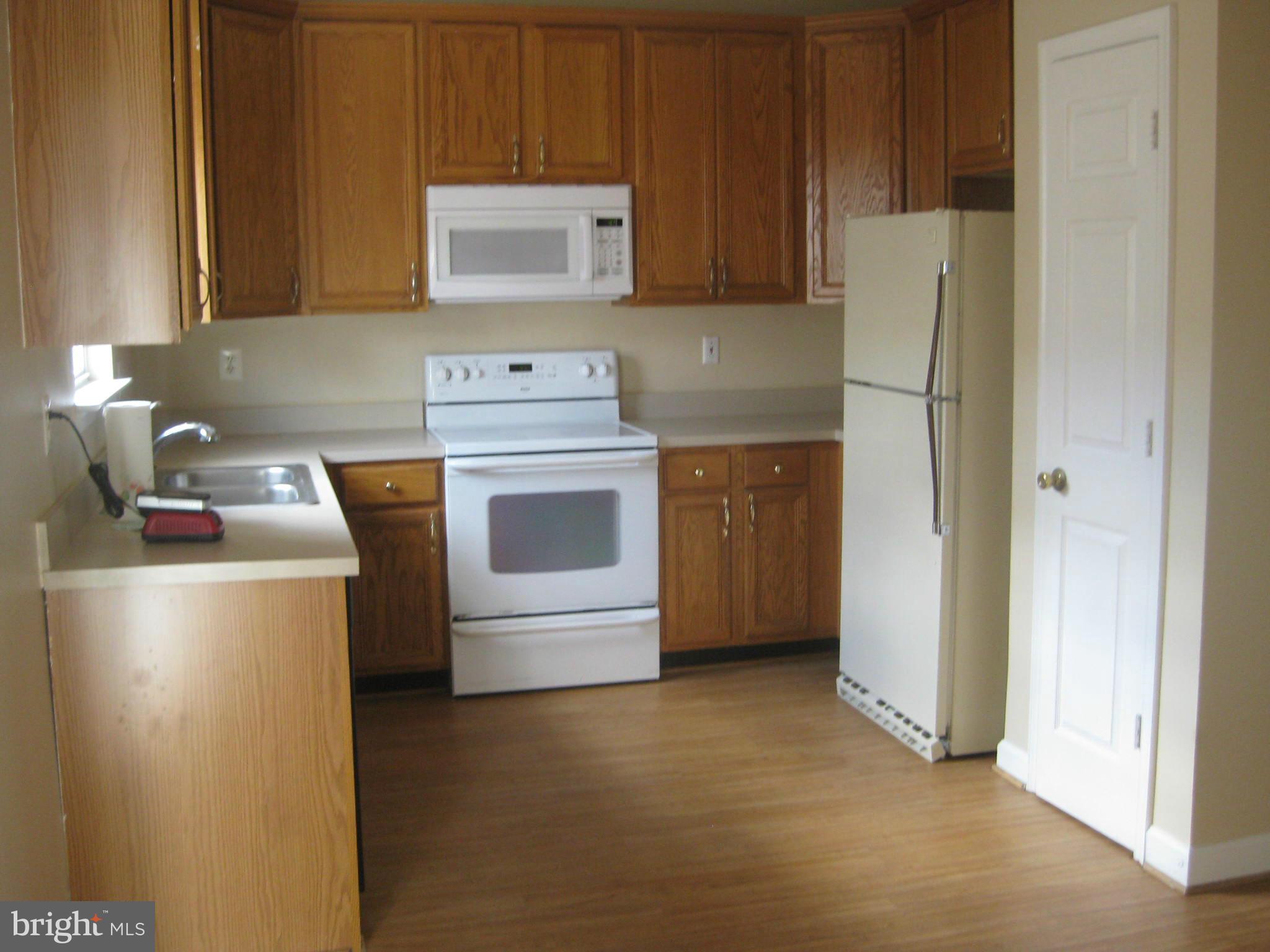 Beautiful Shows GREAT! 42in cabin LG Kitchen, Full finished basement. new carpet throughout .located in a water community with a private Beach, boardwalk,Pool looks out on the water,tennis courts,basket ball close to Annapolis,Shopping, NSA, easy access to Downtown too. 650 minimum credit. pets ok case bycase. 5min to coast guard and under armor,300k liability ins