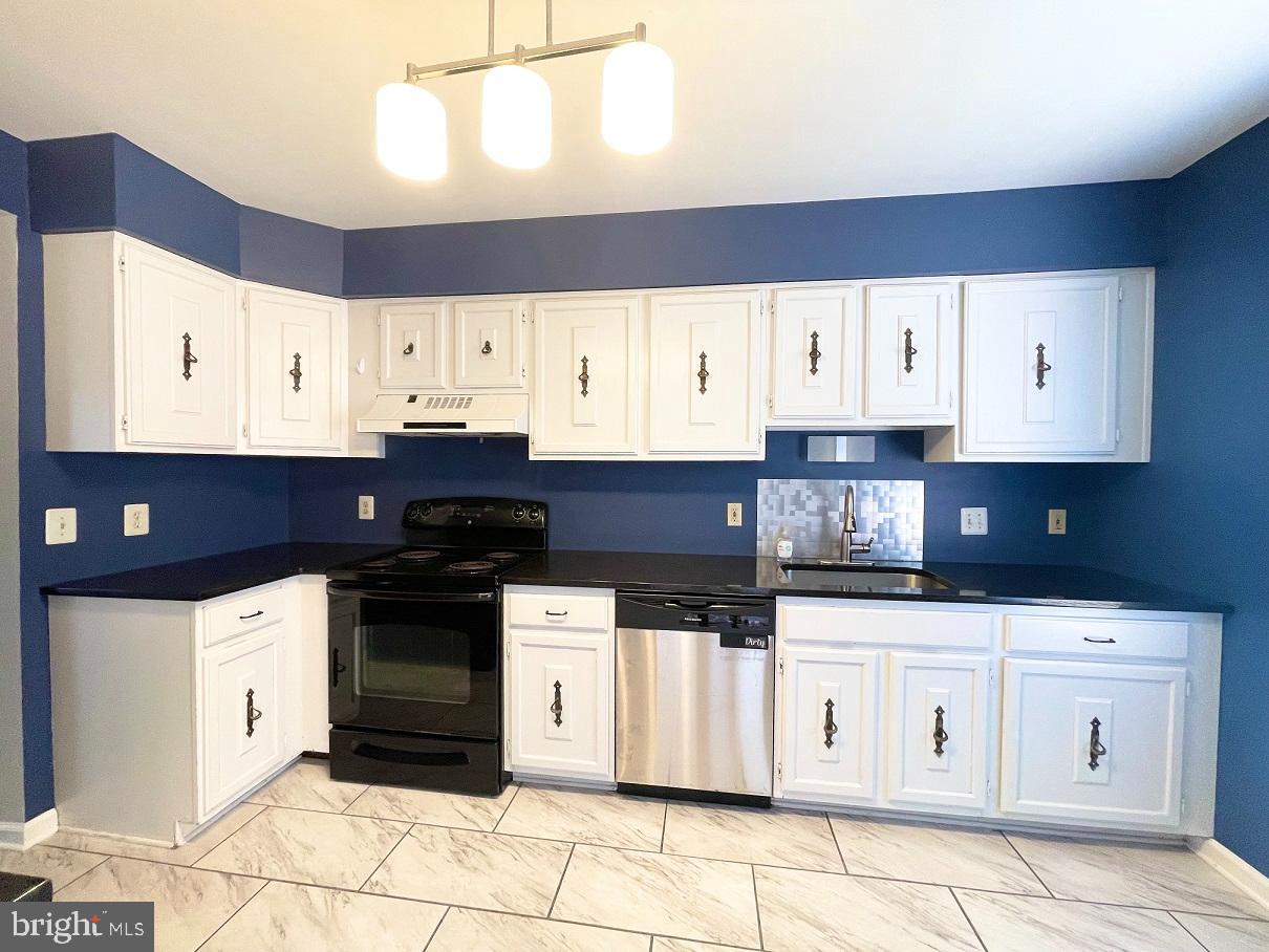 BAYVIEW ESTATES - Residential Lease