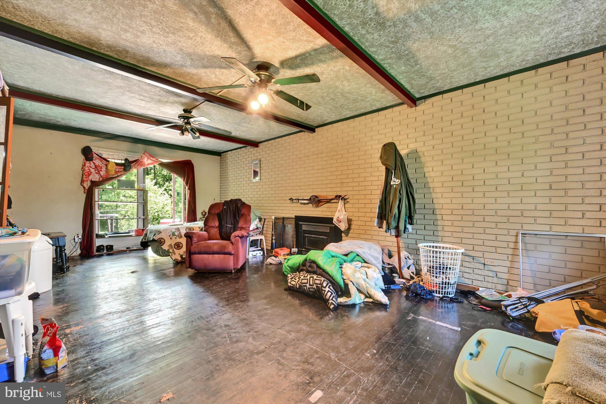 HAWK MOUNTAIN - Residential