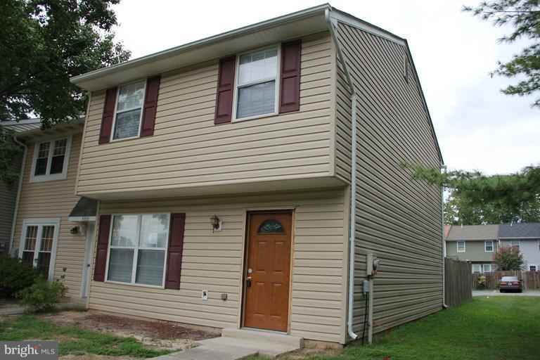 THIS ONE IS JUST WAITING FOR YOU TO CALL IT HOME!! END UNIT TH IN SWIM & TENNIS NEIGHBORHOOD OF LANCASTER NEIGHBORHOOD, CLOSE TO SCHOOLS, STORES, LIBRARY ETC. FULL SIZE WASHER & DRYER , 3 BR, 1.5 BATHS, EAT IN KITCHEN, PATIO & FENCED BACK YARD. SHOULD BE READY BY 7/6 CALL TODAY TO SEE!! TENANT REQUESTS 8 HR NOTICE & SHOWINGS 9-6.