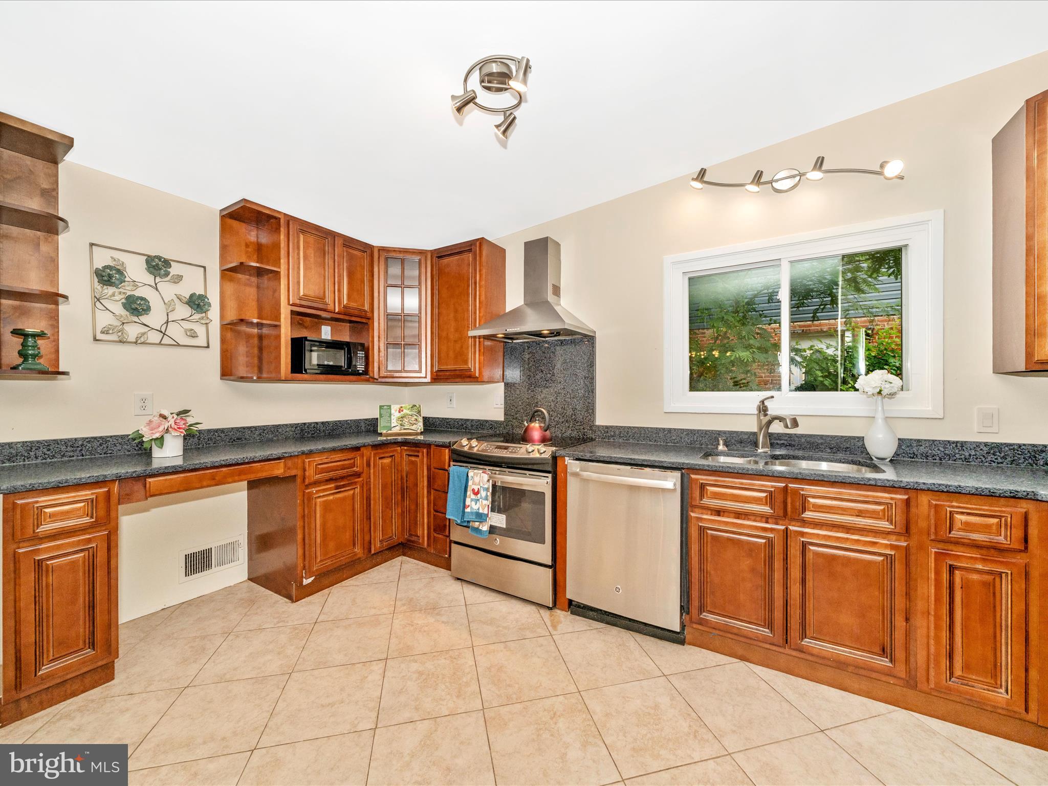 GREENWOOD KNOLLS - Residential Lease