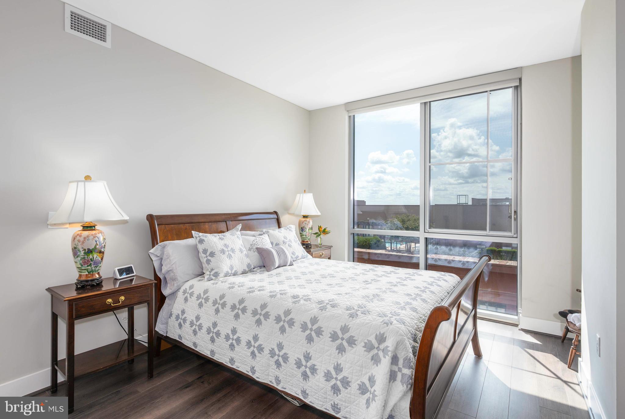 PIKE AND ROSE - Residential