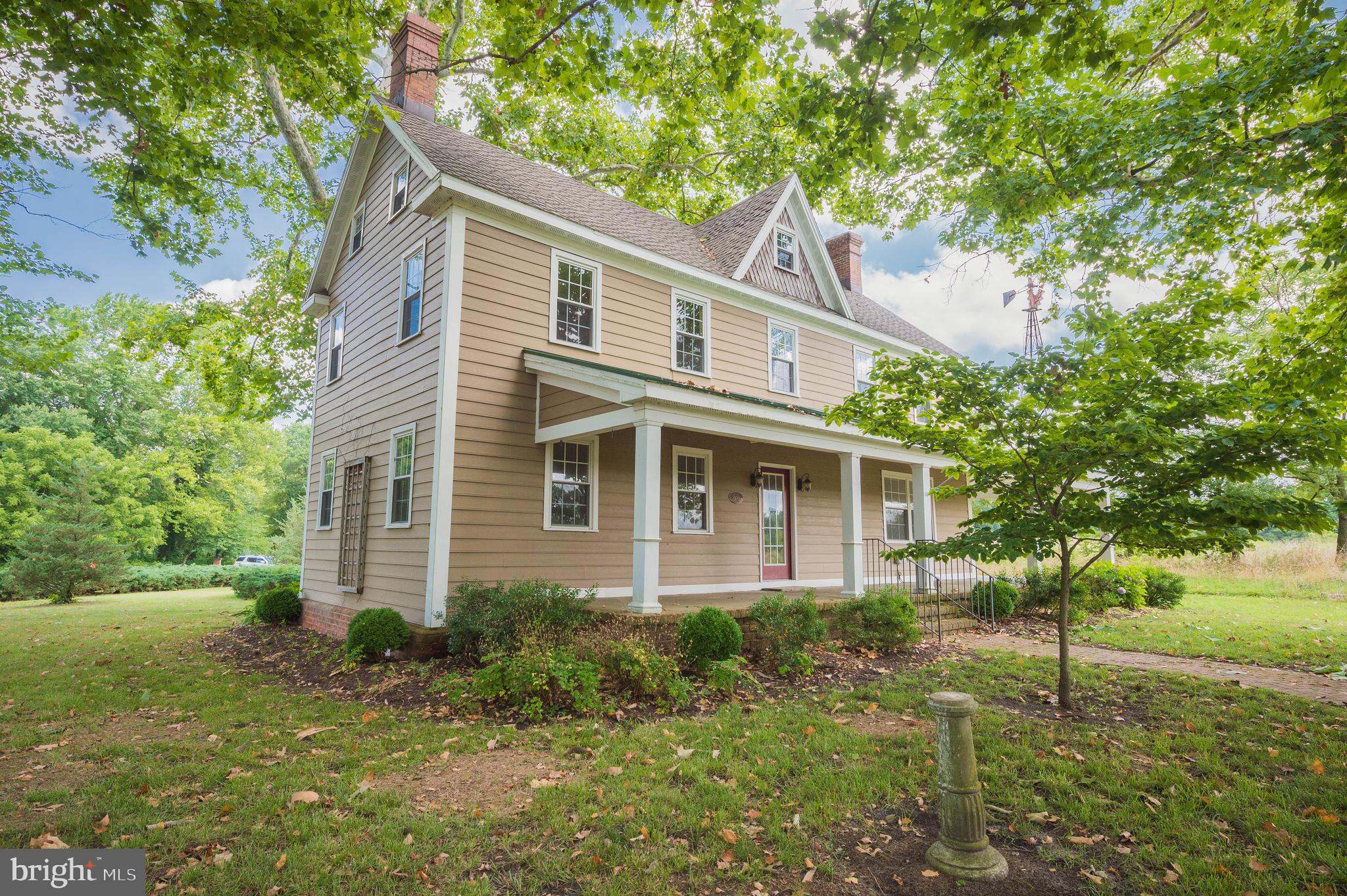 VILLAGE DOWN RIVER - Land