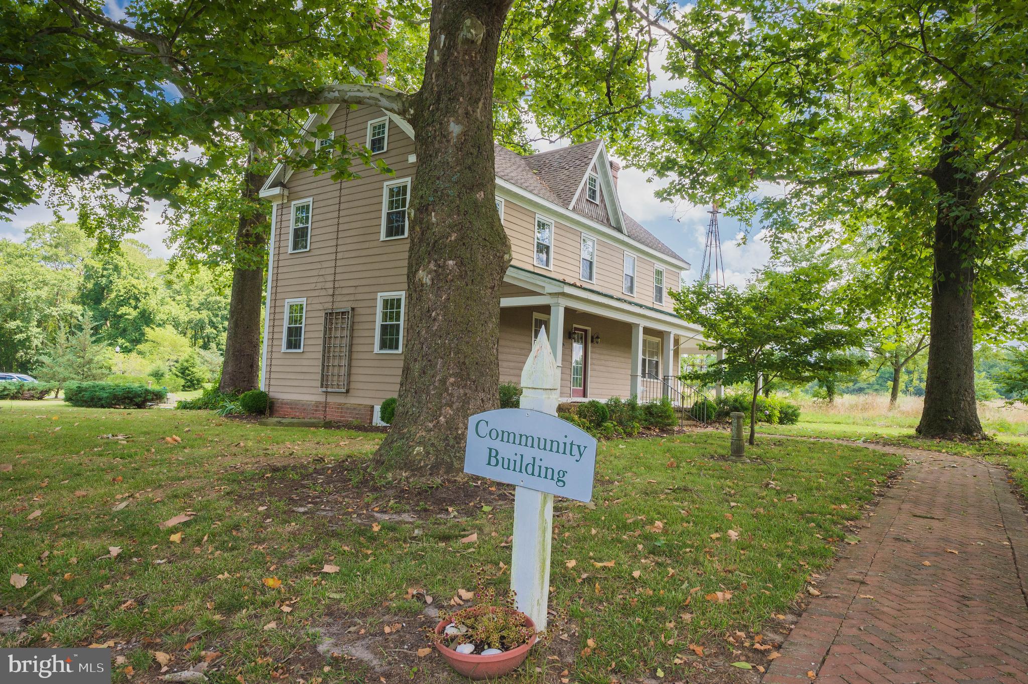 VILLAGE DOWN RIVER - Land