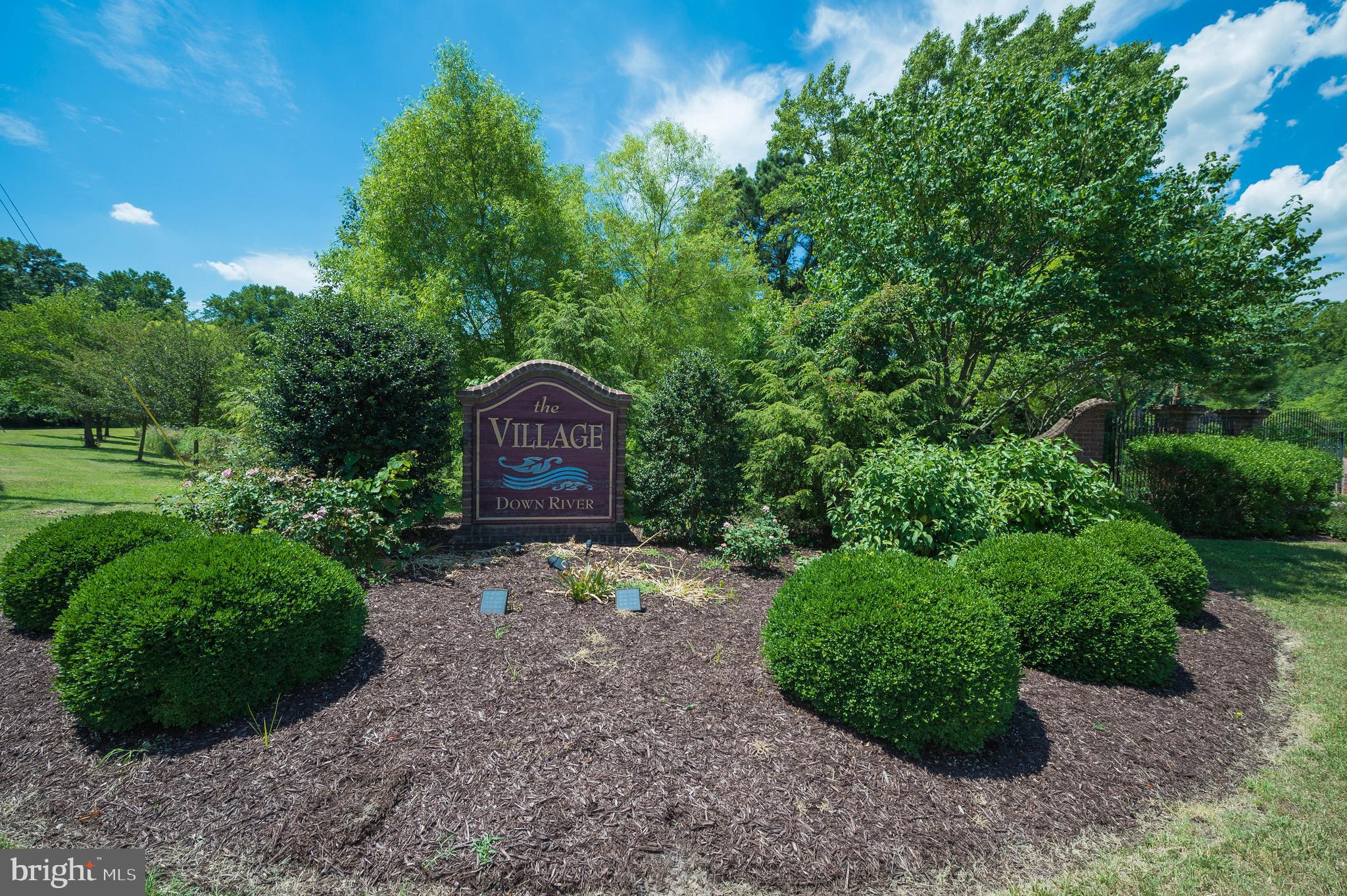 VILLAGE DOWN RIVER - Land