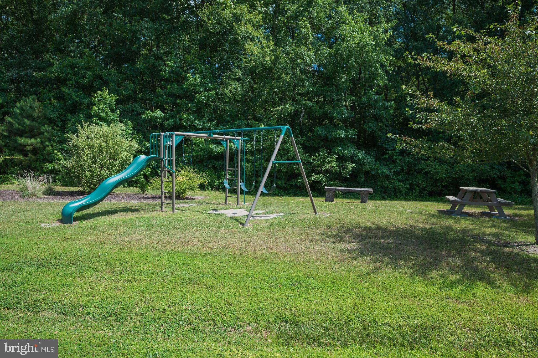 VILLAGE DOWN RIVER - Land