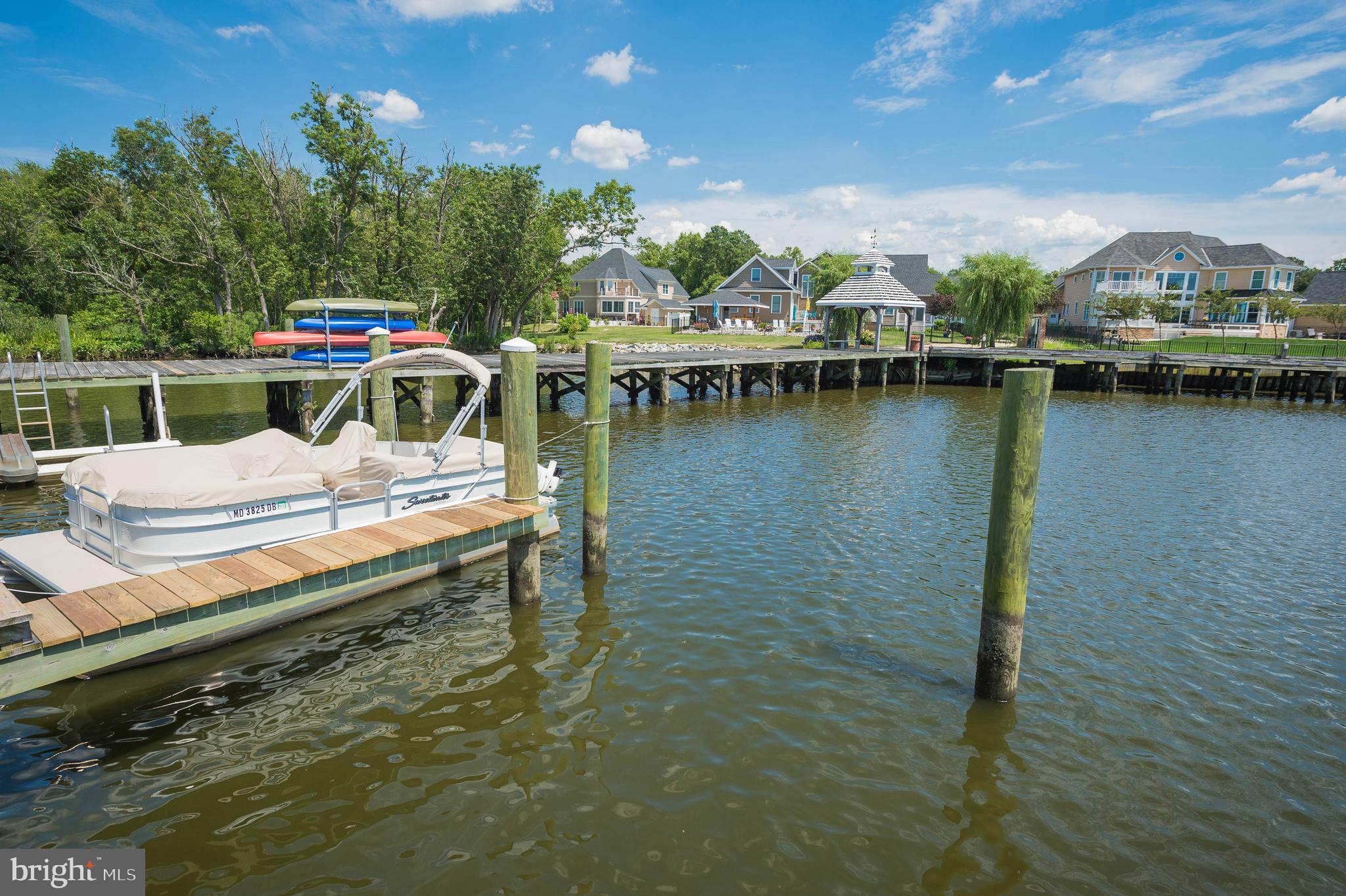 VILLAGE DOWN RIVER - Land