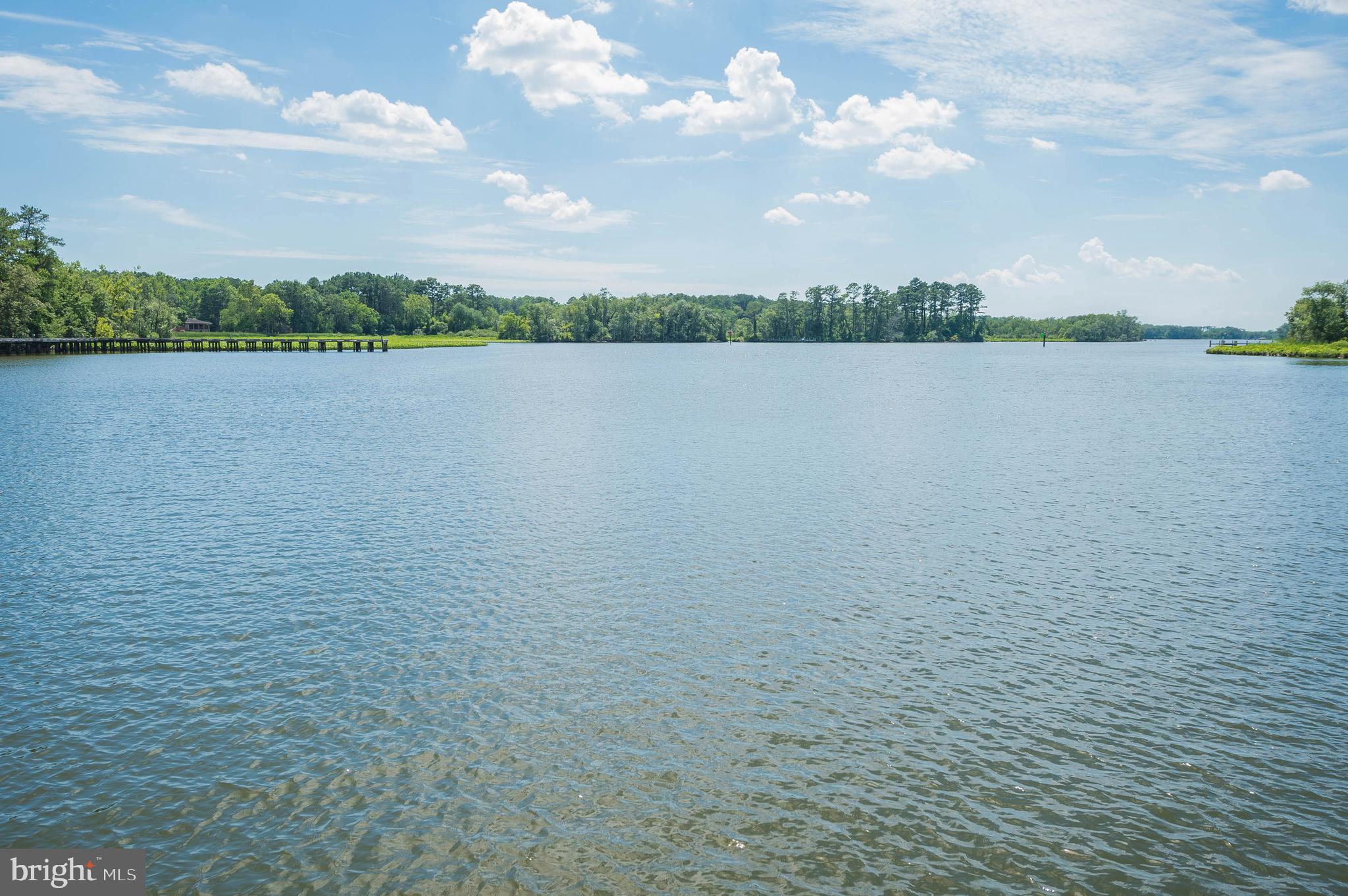 VILLAGE DOWN RIVER - Land