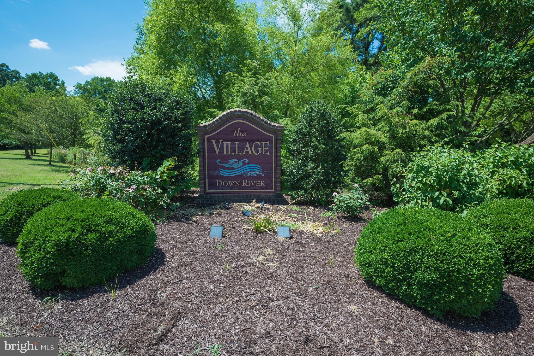 VILLAGE DOWN RIVER - Land