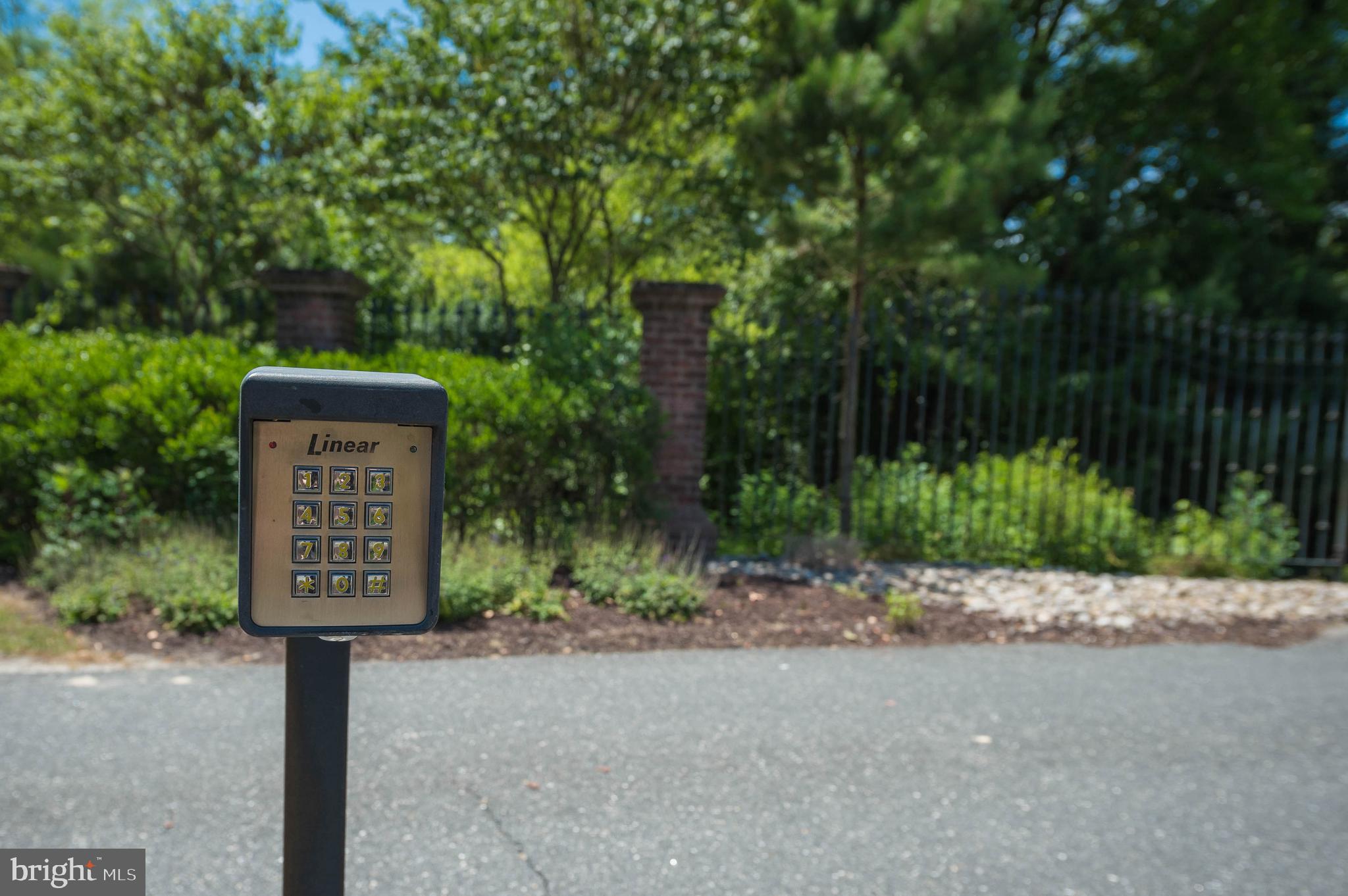 VILLAGE DOWN RIVER - Land