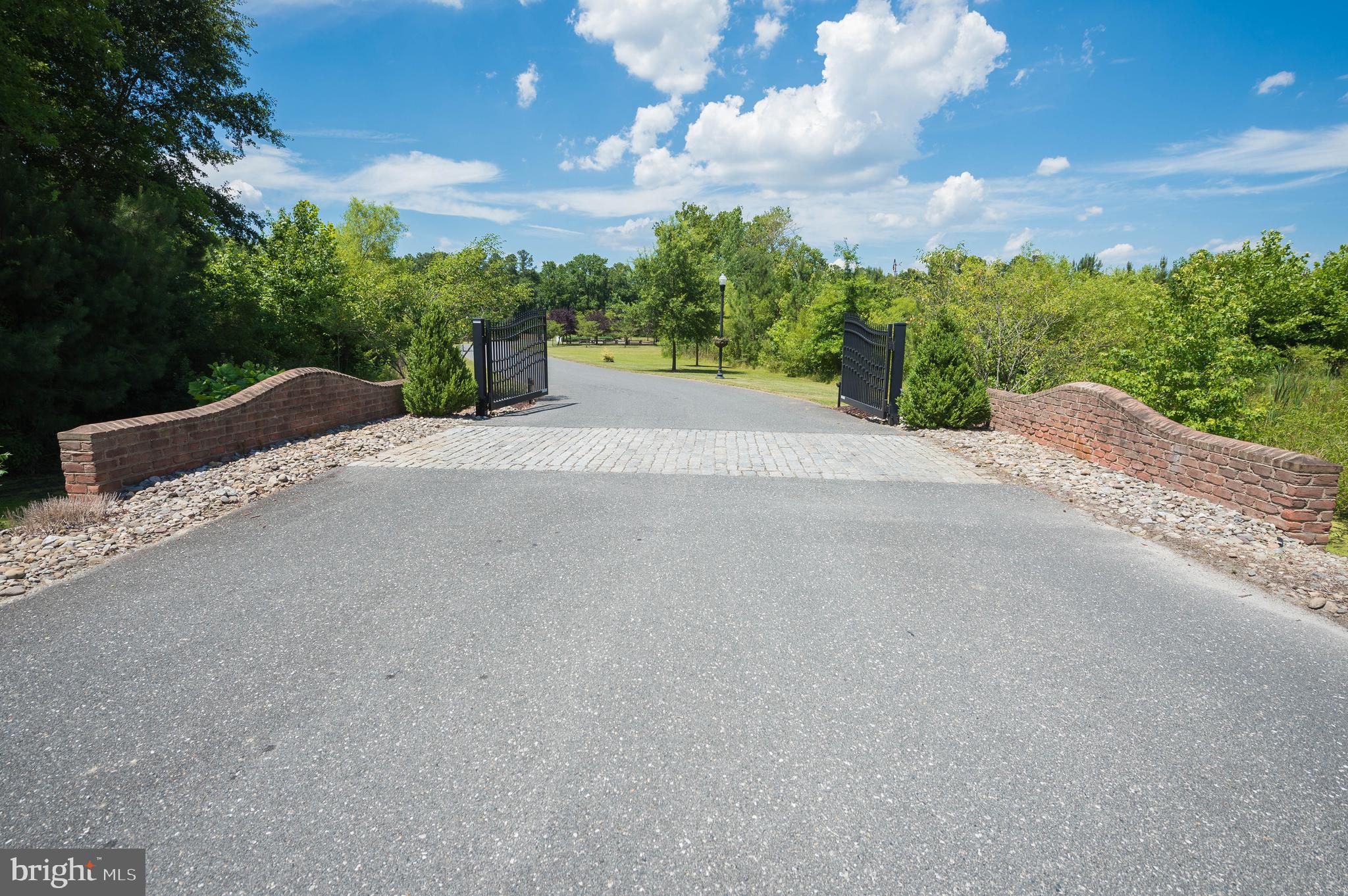 VILLAGE DOWN RIVER - Land