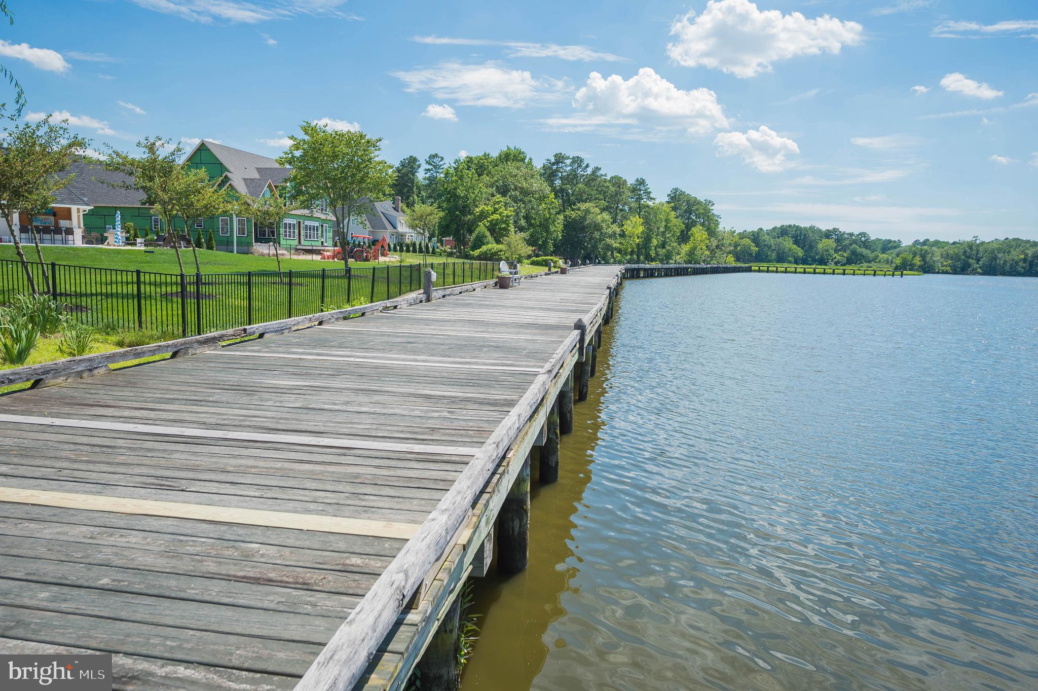 VILLAGE DOWN RIVER - Land