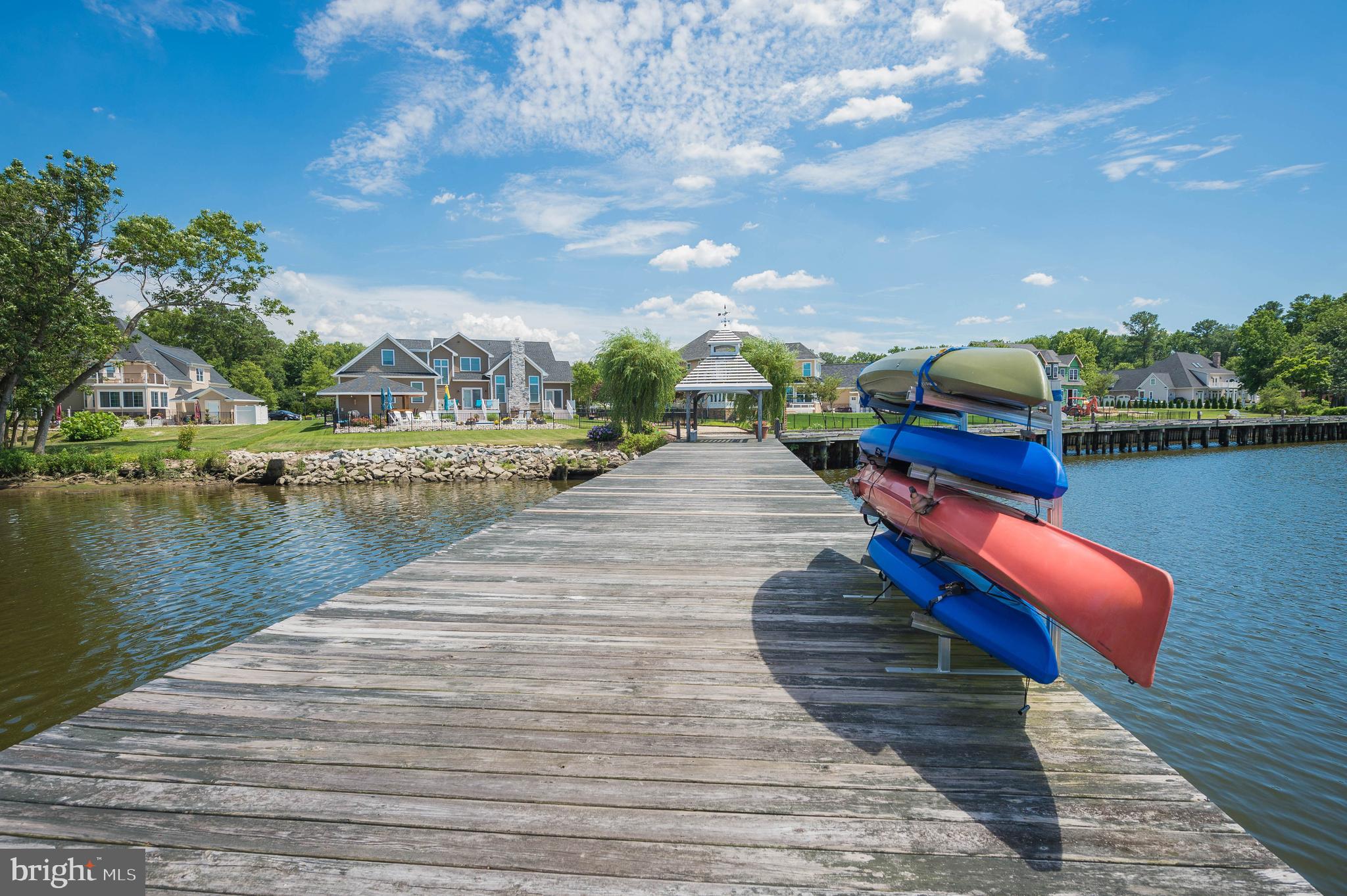 VILLAGE DOWN RIVER - Land