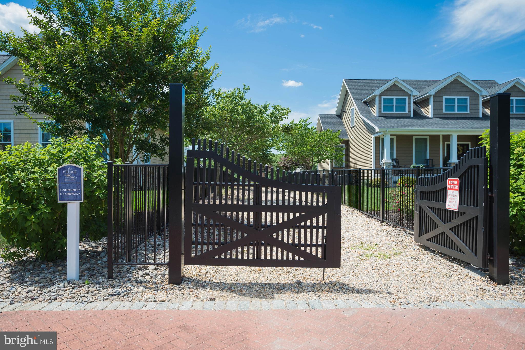 VILLAGE DOWN RIVER - Land