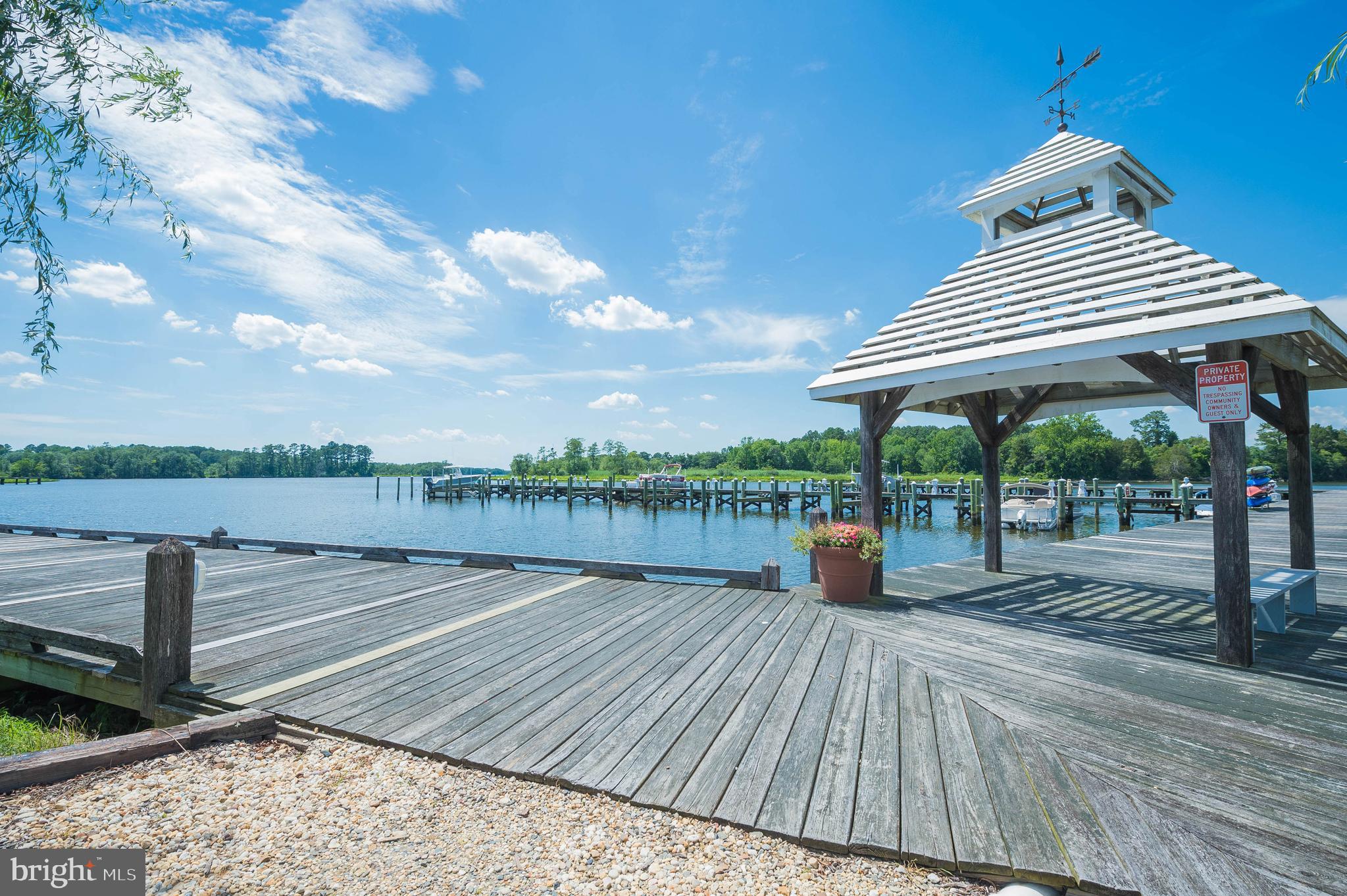 VILLAGE DOWN RIVER - Land